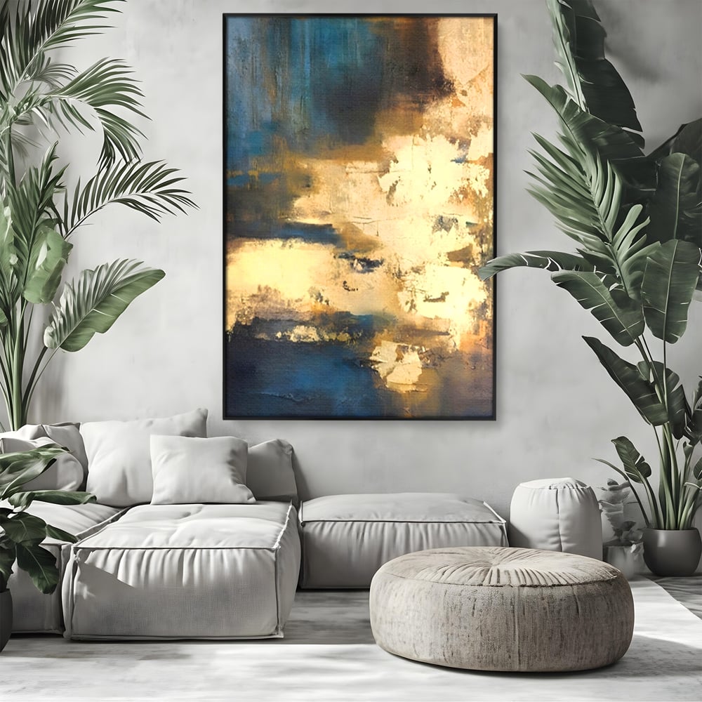 Tablou canvas cu pictura abstracta cu texturi aurii, in rama de aluminiu negru, pe perete intr-un living